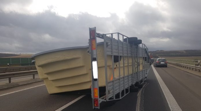 Mit Pool beladenener Anhänger kippt um / Windbedingter Verkehrsunfall auf der Weinheimer Talbrücke