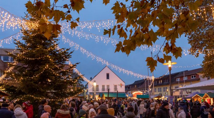 Fröhliches Getümmel unterm Lichterzelt – Nieder-Olmer Weihnachtsmarkt stimmt vortrefflich auf Adventszeit ein