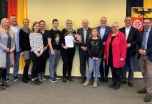 Landrätin überreicht Ehrennadel an Roswitha Grün