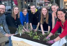 Jugendliche bepflanzen Hochbeete in der Ingelheimer Fußgängerzone