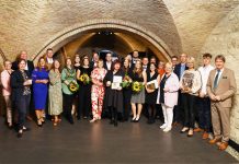 Glänzende Trophäen und strahlende Gesichter