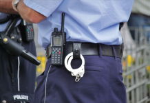 Busfahrer findet Tasche mit Drogen und fährt mit Bus und Tatverdächtigen zur Polizeidienststelle