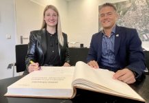 Dreifache Weltmeisterin im Sportschanbara / Melissa Schmeichel verewigt sich im Goldenen Buch der Stadt Alzey