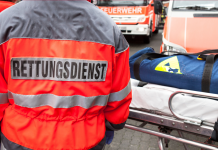 PKW prallt bei Unfall gegen Betonwand