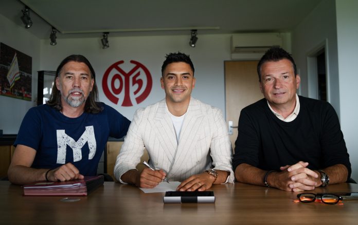 Nadiem Amiri verlängert vorzeitig seinen Vertrag beim 1. FSV Mainz 05 und bindet sich bis 2028. Hier Amiri (Mitte) bei Vertragsunterzeichnung mit 05-Sportdirektor Martin Schmidt (links) und Sportvorstand Christian Heidel. (Foto: Mainz 05)