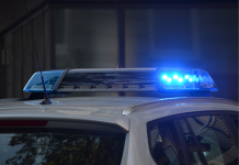 Kind mit Fahrradschloss „gesichert“ – Polizei stoppt E-Scooter-Fahrerin in Alzey