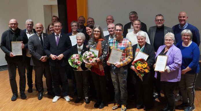 Kulturelles Engagement im Landkreis Mainz-Bingen geehrt / Landrat Thomas Barth verleiht Ehrenbriefe an zwölf Persönlichkeiten