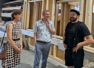 Wirtschaft im Dialog – Landrat Barth besucht Zimmerei in Gau-Algesheim